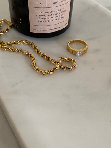 Twisted m necklace - gold